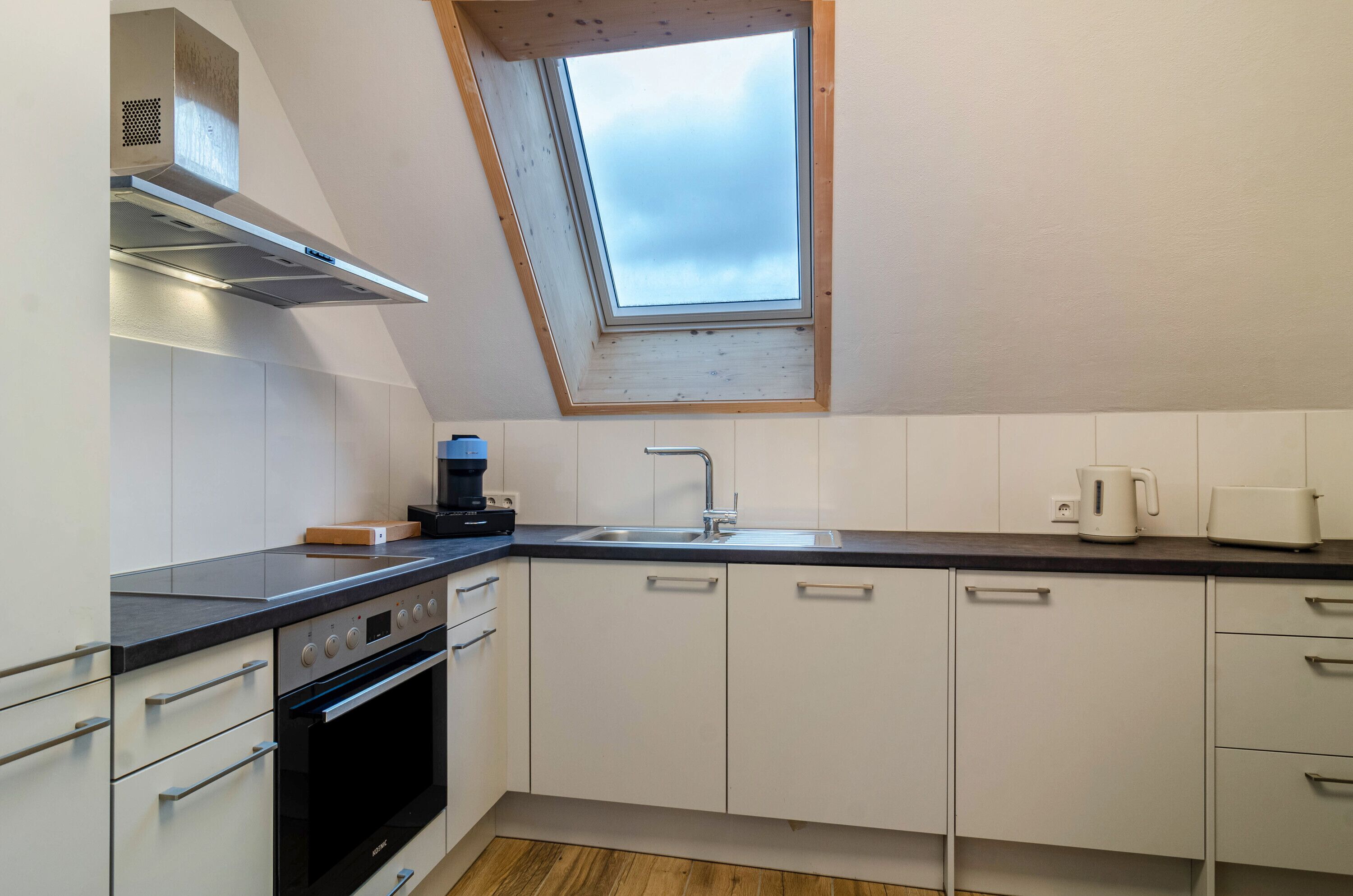 Kühlschrank, Geschirrspüler, Wasserkocher mit Kaffee-/Teezubehör