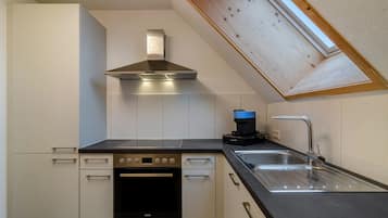 Refrigerador, lavavajillas, cafetera y tetera y utensilios de cocina