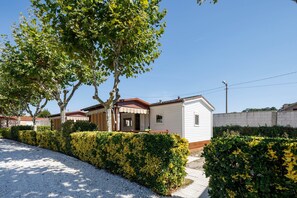 Una fila de casas móviles con entrada de grava y setos bien cuidados.