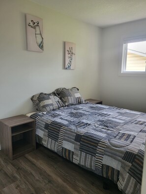 3 bedrooms, iron/ironing board, WiFi, bed sheets - Main Floor Family Retreat (Calgary)