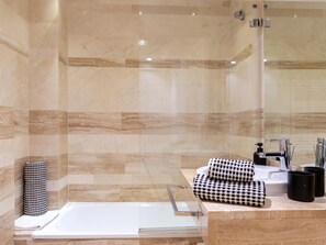 Dusche, Haartrockner, Handtücher
