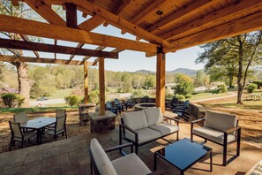 屋外ダイニングエリア