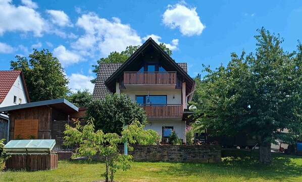 Exterior - Apartment 'Ferienwohnung Am Radweg' with Balcony and Wi-Fi (Zeitlofs)