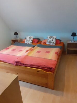 2 bedrooms, free WiFi, bed sheets - Apartment 'Ferienwohnung Am Radweg' with Balcony and Wi-Fi (Zeitlofs)