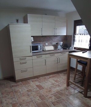 Frigorífico, microondas, horno y placa de cocina