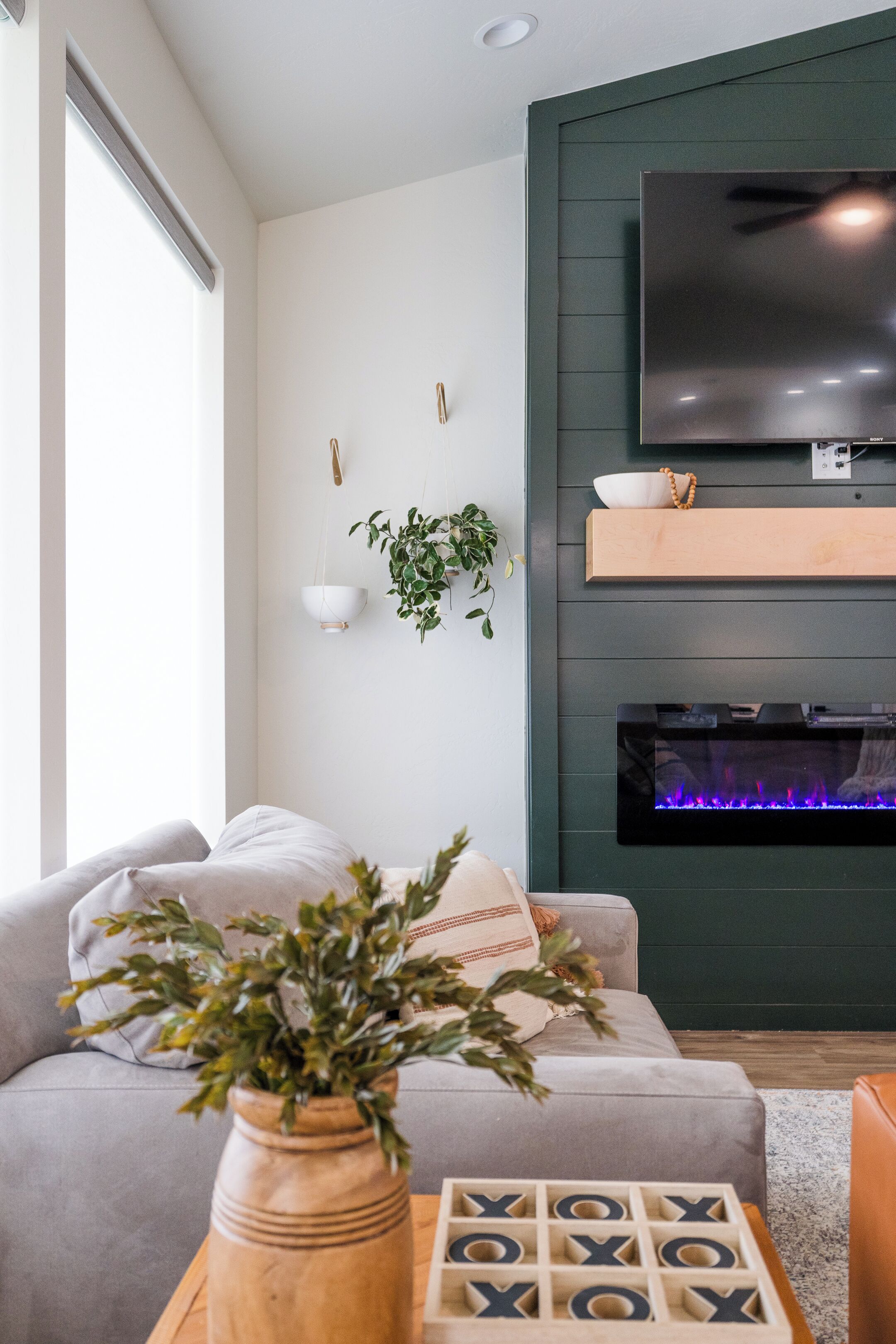 Una Smart TV, una chimenea