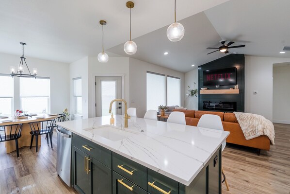 Interior - Chic & Stylish/King bd/Fireplace (Kimberly)