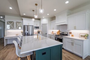 Fridge, microwave, oven, stovetop - Chic & Stylish/King bd/Fireplace (Kimberly)