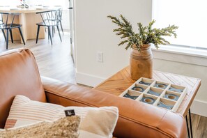 Smart TV, fireplace - Chic & Stylish/King bd/Fireplace (Kimberly)