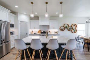 Fridge, microwave, oven, stovetop - Chic & Stylish/King bd/Fireplace (Kimberly)