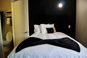 Bureau, fer et planche à repasser