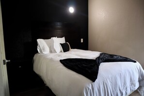 Bureau, fer et planche à repasser