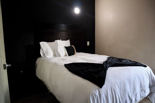 Historic Hotel Dilley Grand- 1 Double Bed