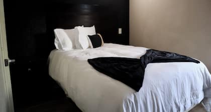 Historic Hotel Dilley Grand- 1 Double Bed