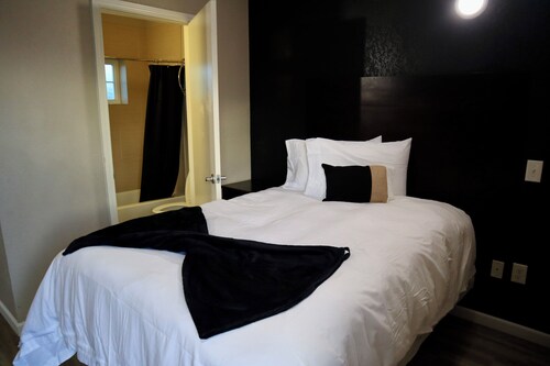 Historic Hotel Dilley Grand- 1 Double Bed