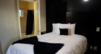 Historic Hotel Dilley Grand- 1 Double Bed