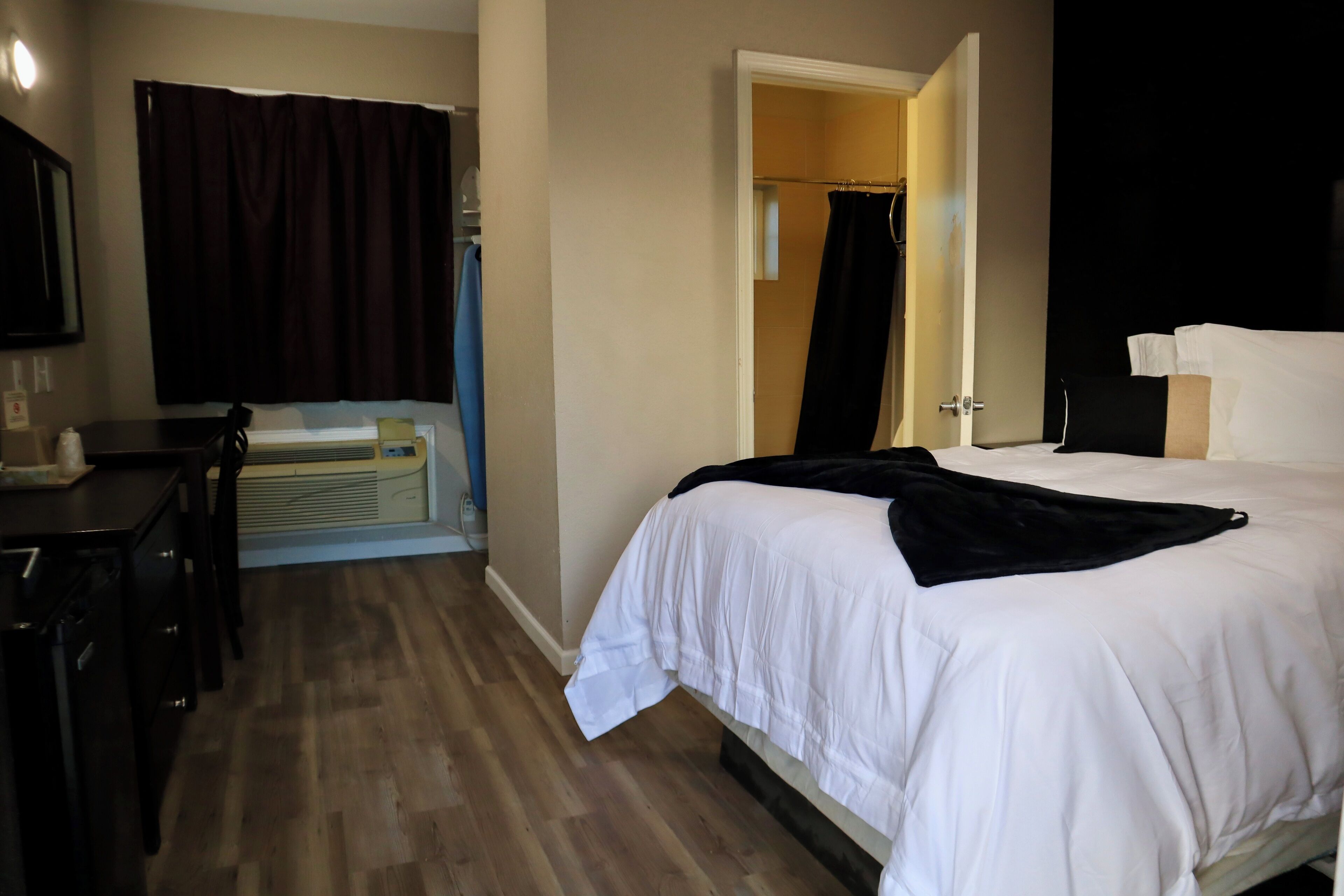 Een bureau, een strijkplank/strijkijzer