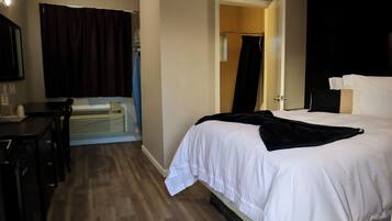 Een bureau, een strijkplank/strijkijzer