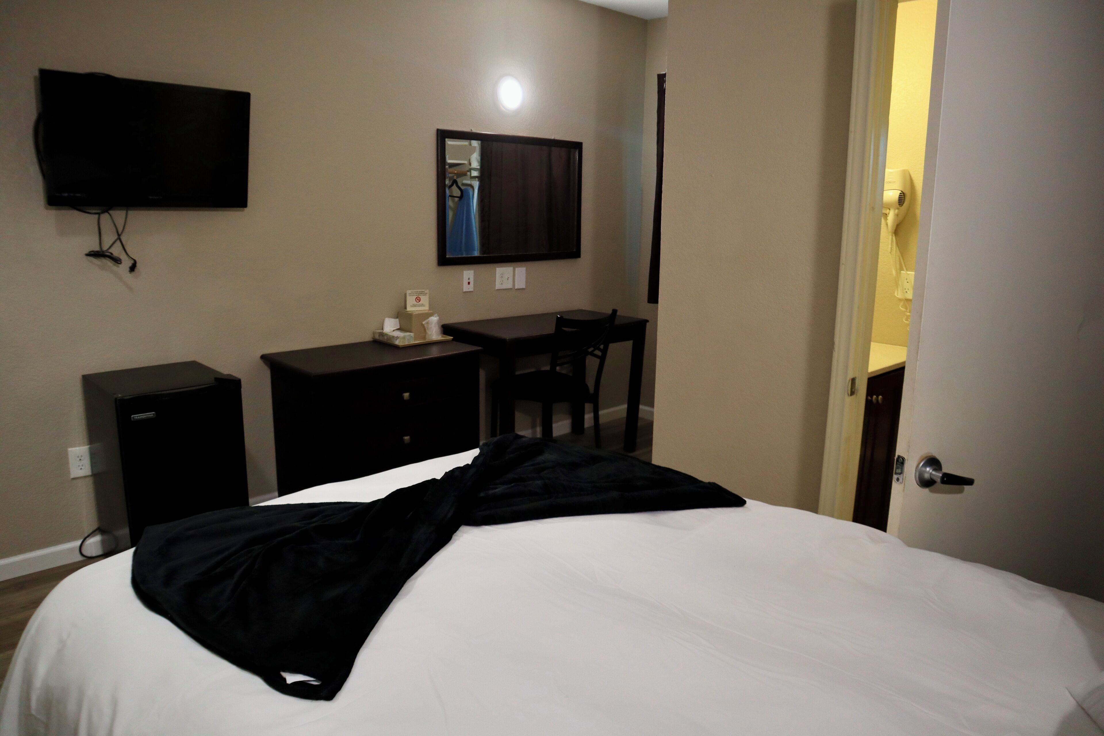 Een bureau, een strijkplank/strijkijzer