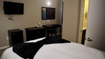 Een bureau, een strijkplank/strijkijzer