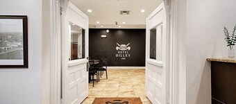 Historic Hotel Dilley Grand- 2 Double Beds