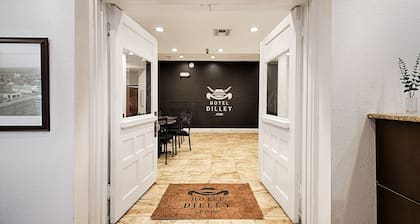 Historic Hotel Dilley Grand- 2 Double Beds