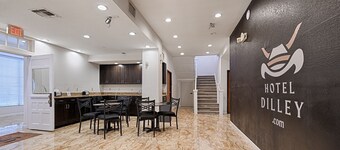 Historic Hotel Dilley Grand- 2 Double Beds