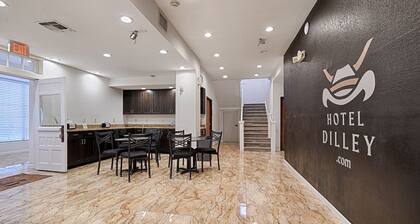 Historic Hotel Dilley Grand- 2 Double Beds