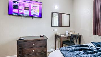 Een bureau, een strijkplank/strijkijzer