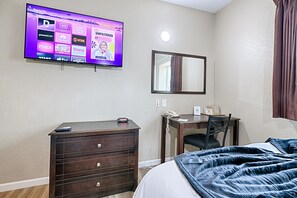 Skrivbord och strykjärn/strykbräda