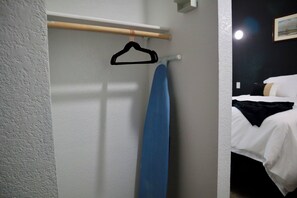 1 dormitorio, escritorio, tabla de planchar con plancha