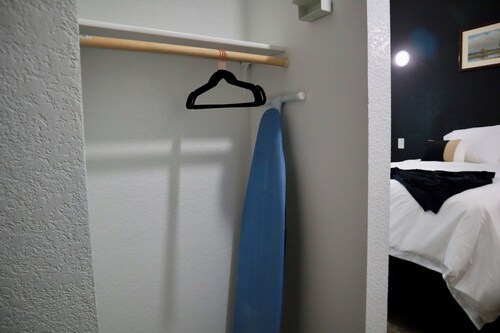 Historic Hotel Dilley Grand- Queen ADA Bed