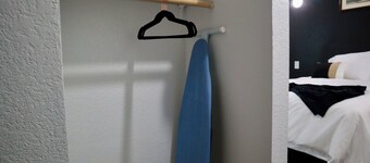 Historic Hotel Dilley Grand- Queen ADA Bed