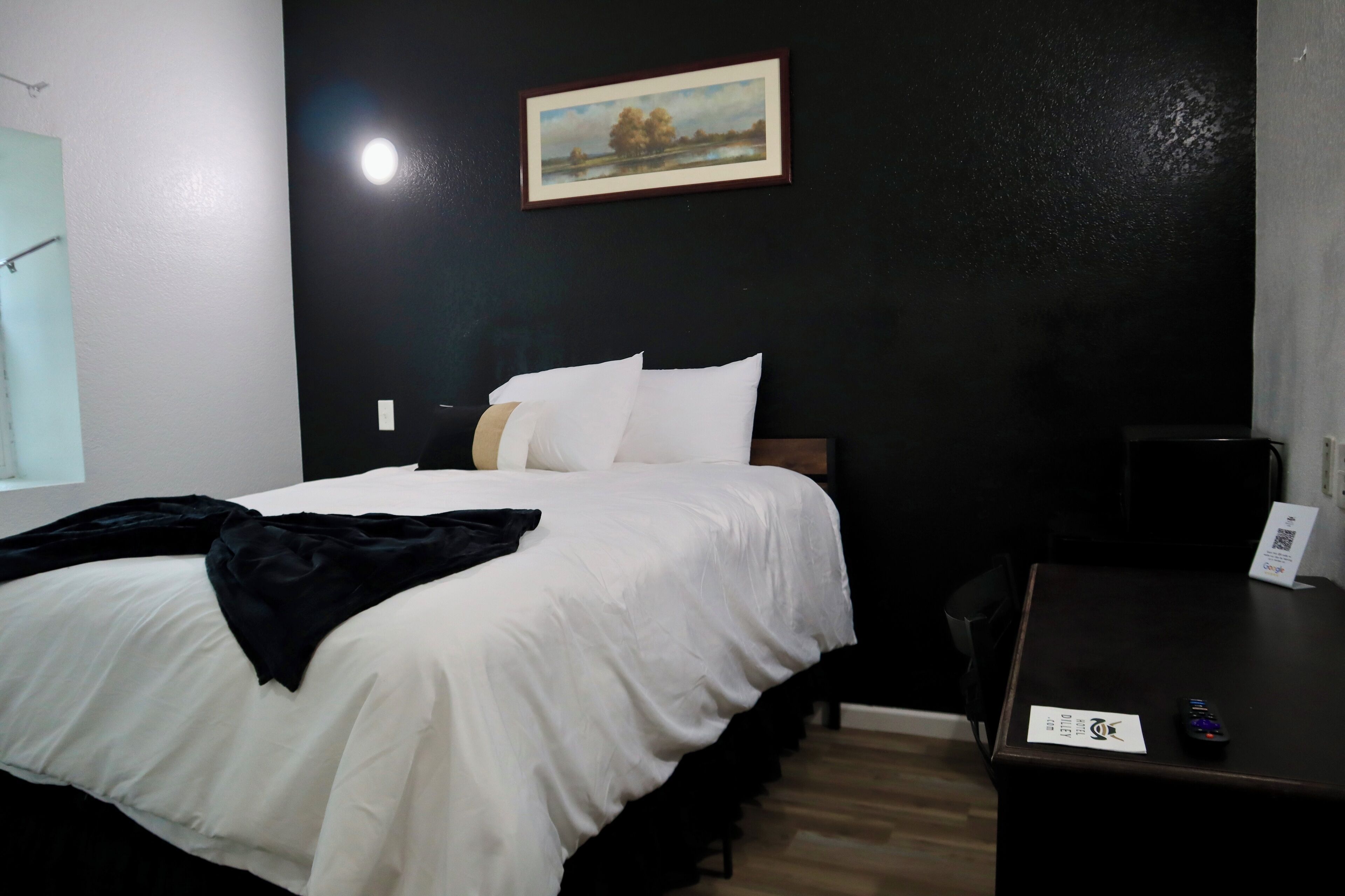 Een bureau, een strijkplank/strijkijzer