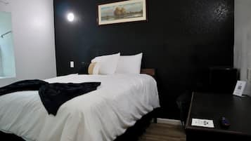 Een bureau, een strijkplank/strijkijzer