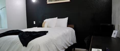 Escritorio y tabla de planchar con plancha