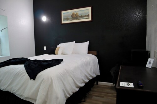 Historic Hotel Dilley Grand- Queen ADA Bed