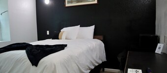 Historic Hotel Dilley Grand- Queen ADA Bed