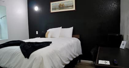 Historic Hotel Dilley Grand- Queen ADA Bed