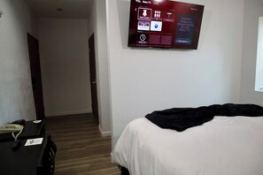 Skrivbord och strykjärn/strykbräda