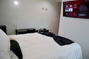 Een bureau, een strijkplank/strijkijzer