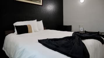 Een bureau, een strijkplank/strijkijzer