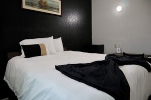 Een bureau, een strijkplank/strijkijzer