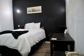 Een bureau, een strijkplank/strijkijzer