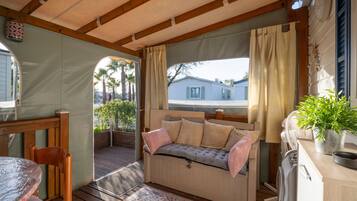 Televisión, mesa de ping pong