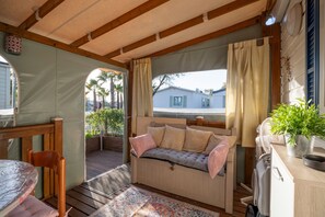 Een televisie en een tafeltennistafel