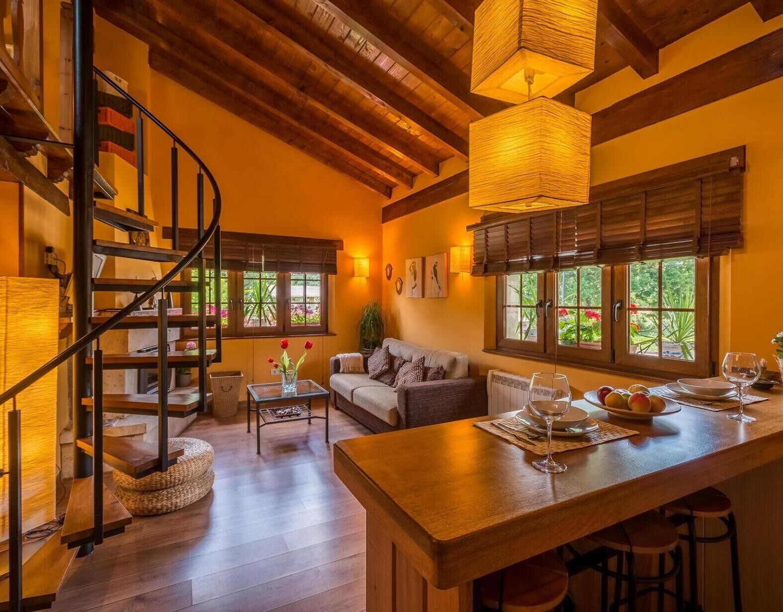 Een televisie en een open haard