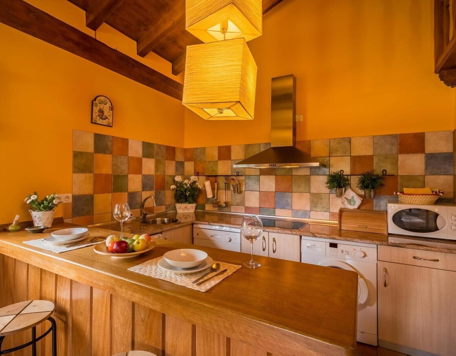 Réfrigérateur, micro-ondes, plaque de cuisson, lave-vaisselle