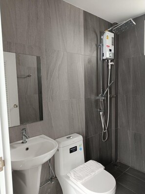 Douche, articles de toilette gratuits, peignoirs, chaussons