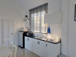 Minikøleskab, mikrobølgeovn, elkedel, brødrister